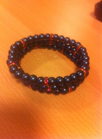 blauw/turquoise armband met roze strass steentjes
